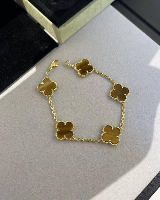 V金材质Vca黄金色虎眼石五花四叶草手链