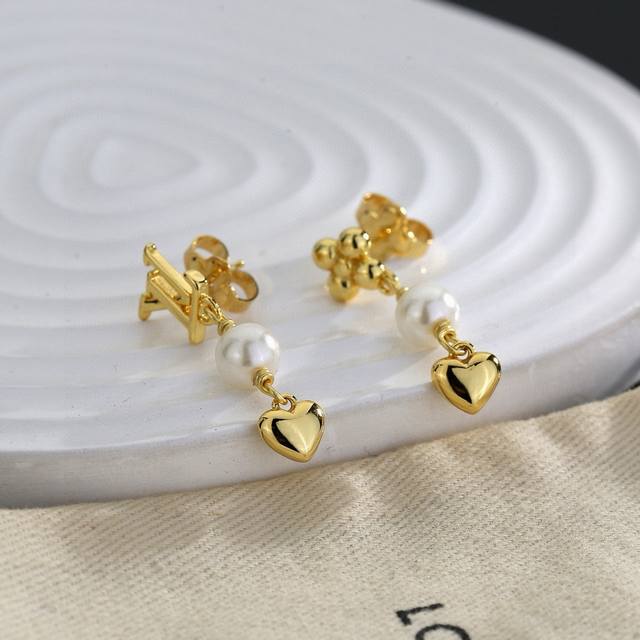 LV耳钉 路易威登个性 带来时髦、有趣的视觉，明亮式切割工艺使表面抛光非常靓丽360度绚丽夺目 方方面面都很到位整体设计简约、辨识度高搭配起来典雅 大气耳钉