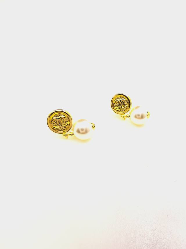 Chanel 最新款金迷你圆珍珠耳环 一致Z批黄铜材质