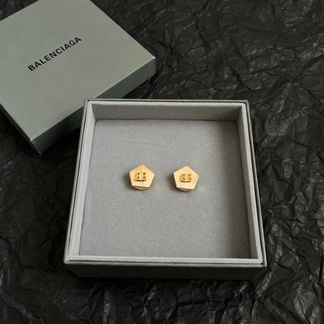 巴黎世家 Balenciaga 耳钉 简单大方 大牌金质感饱满 ，搭配衣服超好看 ！！