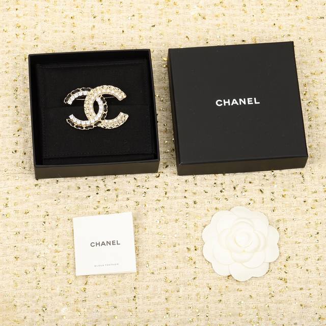 206817 我们出品 预售9月头出货，Zp7150，量大咨询客Fu 香 菱格双C字母胸针 有菱格+小羊皮+珍珠+钻设计，一定要入，上身绝对惊艳设计新颖别致，C