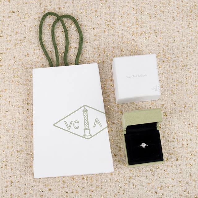 203419 我们出品 Mini带钻戒指 Zp36400+ 认准唯一一家真正购入珠宝类Zp开发的，可订做18K真金真钻版，只做对版真金货，价询客Fu Vinta