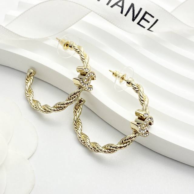 今日新款 编码E3330 0257820 香奈儿耳钉热销爆上新 Chan 26 浅金麻花C圈耳环 麻花设计成半弧形状，又飒又美！ 融合满钻双C元素拼接于C圈之中