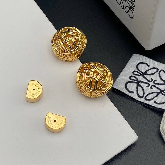 新款 罗意威Loewe金线球耳钉 第一眼看到立马就喜欢上了 L0Ewe 罗意威 Anagram缠丝立体吊耳环以及一个带有Loewe雕花菱形扣的圈形搭扣，精致耐看