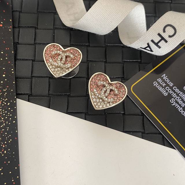 小香 26p渐变彩钻双面爱心耳环 一定要买，特别适合日常搭配，特别是上耳，精致又百搭非常重工，钻全部都是订制回来施华洛世奇钻，亚克力的爱心形状非常的难拿捏，足足