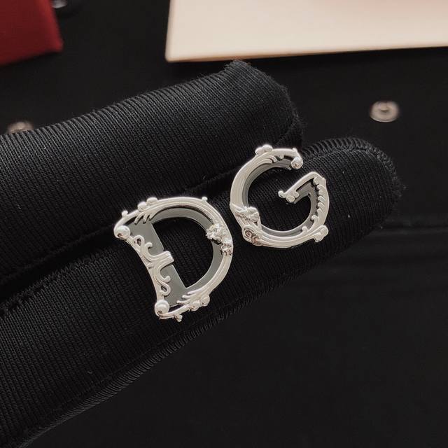 编号Dged0066 Dg*最新款黑色耳钉 一致Zp黄铜材质