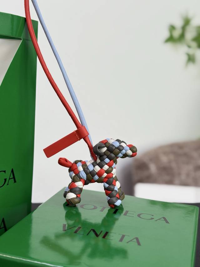 新品Bv小狗挂件 Bottega Veneta葆蝶家Bv小狗编织挂件挂饰 工匠用管状小羊皮全纯手工编织而成的哦~每一处编织纹理都藏着匠人的用心与巧思 不管是挂在