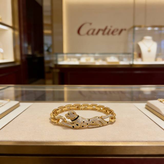 卡地亚镶钻猎豹手链 高端定制版本 镶嵌钻工艺 V金材质 经典而时尚风格 用凌厉线条重构爱情美学！打破常规，镶嵌钻设计反而成就高级感天花板 无需浮华堆砌，爱本应纯