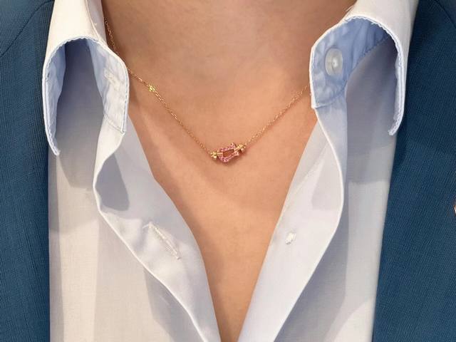 我们出品 马蹄项链，可定制真金真钻版，价格p咨询客服 马蹄项链太太太美了，低调又好看，细节感满满的，细节用钻完完全全媲美真金真钻，而且五金我们分件做的，而不是别