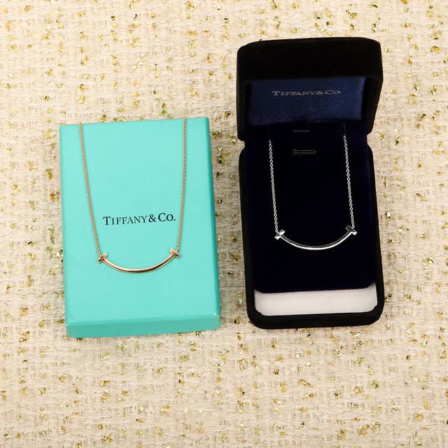 我们出品 纯银精工灭世版 粗版微笑项链，可订制真金版本，只做对版货 Tiffany T 系列象征着爱的无限可能。该系列灵感源自 1975 年亮相的一款经典手链，