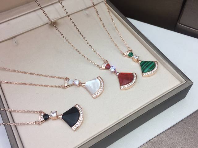 Bvlgari 宝格丽Diva 裙子系列 扇形 黑玛瑙 红玛瑙 白贝母 孔雀石项链高端定制亚金电镀18K玫瑰金工艺 天然孔雀绿气质美女必备单品 超美高档的配色