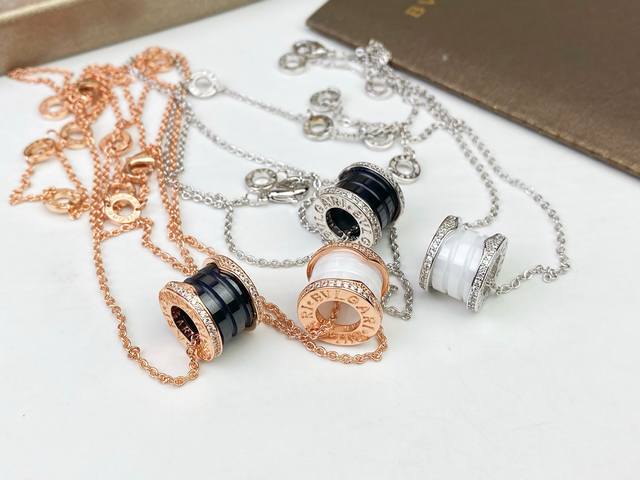 Bvlgari宝格丽B.Zero1系列带钻陶瓷项链经典黑白陶瓷吊坠造型 镶满一圈美钻 细致还原专柜细节 独家实拍 图片可见工艺之精细亚金电镀18K金工艺 明星网