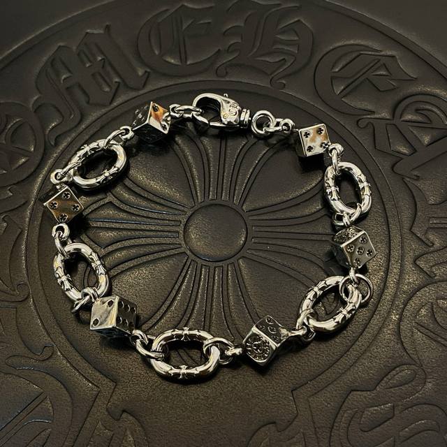 新款 专柜品质 Chrome Hearts克罗心经典复古骰子手链 凹凸造型不同的花纹设计风格 呈现出与众不同 十字架 童军花是克罗心的志 所以更经久不衰 正品打