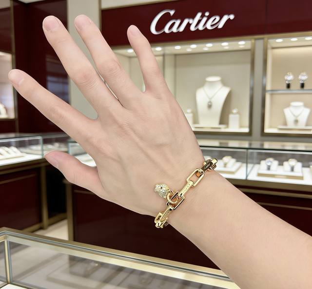 新款卡地亚手链V金材质系列 品相完美，细节无敌，那种独特的色泽完全无可挑剔，再缀以经典指环外形设计，简约之余却又优雅夺目，V金纯手工的组合更显气色，上手雅致动人