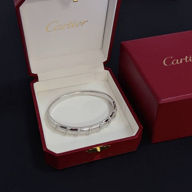 卡地亚手镯 高端定制版本 镶嵌钻工艺 V金材质 经典而时尚风格 用凌厉线条重构爱情美学！打破常规，镶嵌钻设计反而成就高级感天花板 无需浮华堆砌，爱本应纯粹如初