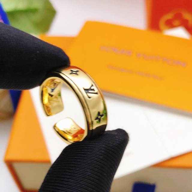 编号Ljz0057 Lv*最新款金色光面戒指 一致Z批黄铜材质
