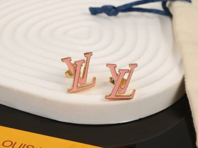Lv滴油字母耳钉 路易威登个性 带来时髦、有趣的视觉，明亮式切割工艺使表面抛光非常靓丽360度绚丽夺目 方方面面都很到位整体设计简约、辨识度高搭配起来典雅 大气
