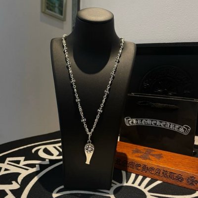 新款 专柜品质 Chrome Hearts克罗心 经典复古多元素十字花项链 哨子吊坠 凹凸造型不同的花纹设计风格 呈现出与众不同 十字架 童军花是克罗心的志 所