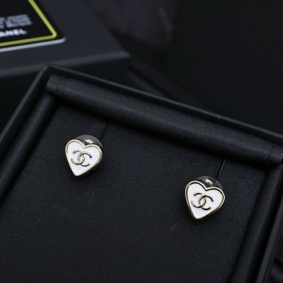 Chanel 25p双C珐琅爱心耳钉 小小一对，太惊喜啦 超有质感 时髦精必备单品 百搭单品
