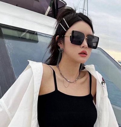 tr偏光系列 Dior 经典的方框设计，不挑脸型，无论搭配大衣还是连衣裙都非常显气质尼龙偏光镜片预防紫外线 型号：Cd1150