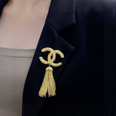 Chanel小香 专柜新款同步中古金流苏香奈儿胸针，是最懂女人的饰物。那些倾注了全部心血去做自己的女人，往往更珍惜胸针的意义。香奈儿女士把胸针别在帽子上，并告诉