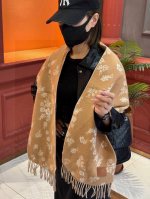 香奈儿 代工厂P臻选上乘的超细羊绒纤维 进行纯手工精梳处理 耗时耗力 再以清泉水浸泡涤荡 使羊绒纤维呈现出独特的蓬松质感 手感才如此细腻 最后以考究压印与熨烫工