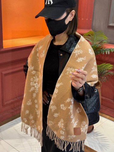 香奈儿 代工厂P臻选上乘的超细羊绒纤维 进行纯手工精梳处理 耗时耗力 再以清泉水浸泡涤荡 使羊绒纤维呈现出独特的蓬松质感 手感才如此细腻 最后以考究压印与熨烫工