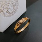 p120 Versace 范思哲 杜美莎标志手环 帅气酷炫 同时透露着一丝不羁的自由气息 展现别样趣味魅力 做工精致钻镶嵌 绝对高逼格 等同正品