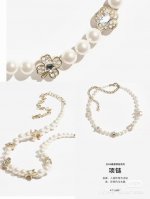 chanel25P珍珠颈链，集齐四叶草，星星，香水瓶，双C等元素 满满灵动感 甜美~佩戴率高 这一季很少女~活力俏皮可日常可正式