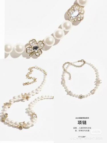 chanel25P珍珠颈链，集齐四叶草，星星，香水瓶，双C等元素 满满灵动感 甜美~佩戴率高 这一季很少女~活力俏皮可日常可正式