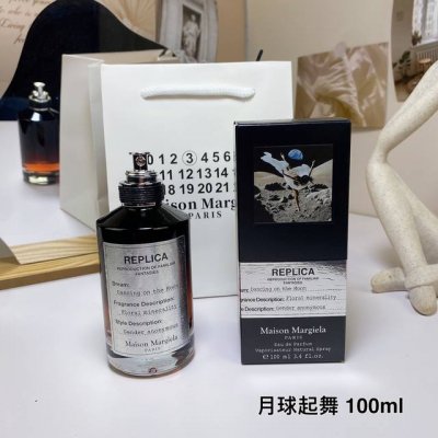 专柜品质 月球起舞Dancingonthemoon,2016 马丁马吉拉香水黑瓶100Ml 香调 醛香花香调 前调 醛 中调 茉莉鸡蛋花鸢尾花 后调 开司米酮龙