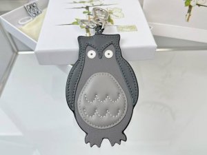 新品 罗意威Loewe 皮质钥匙扣 挂件 车钥匙扣 Owl Charm系列猫头鹰挂件出货 采用进口小牛皮多色搭配，外配钥匙圈，可挂于包包，其萌趣、可爱的造型，让