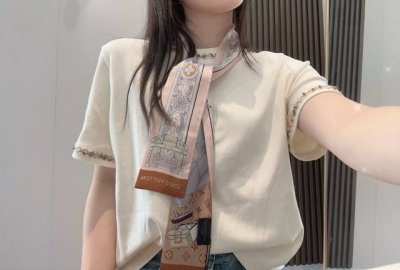 lv最新双层束发带~绑带.领结.飘带各种多用途国内官网也上架了售价1840＋牛逼 Lv最新图雅波点图案 私流独家正品批次 大货年前装船发走了 剩余的数量不多 自