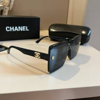 chanel香奈儿太阳镜 真是爱了爱了 上脸那气场拿捏的死死,巨显脸小 眼镜大单一点也不重 镜腿幅度设计的刚刚好 佩戴轻盈舒适