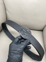 特 2025早春系列透过现代视角焕新诠释品牌经典元素。4.0宽度 双头圆这款腰带巧妙缀饰互扣式双G搭扣，搭配嵌花牛皮革。这款黑色Gg Supreme帆布腰带反面