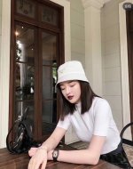 特价 。Prada家。 白色 平顶经典三角标铁标系列。今年帽子第一流行趋势绝对是渔夫帽！今年的渔夫帽满目玲琅！非常百搭、男女通用！亲们可以看细节！车线整齐！透气