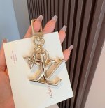 lv字母挂件 Pop Flower包和钥匙扣的魅力非常适合为皮革配饰增添标志性的色彩，其特点是金色金属钩环，点缀着充满活力的Lv首字母和会标花吊坠符咒花押和首字