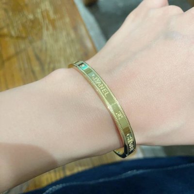 新款香奈儿雕刻字母双C手镯超重工Bling Bling 颜色搭配得非常好高级感 女神气质高端 精钢材质不过敏不褪色 一比一精美工艺 经典至极的魅物 性价比高 必