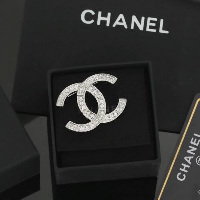 小香 Chanel 火爆 胸针 最高代购级别 最具味道的满钻胸针Brooch 实物赞爆了 随便你想别哪里 别外套，西装，鞋子，领口，帽子 你能想象得到 它都能给