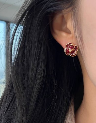 chanel。經典山茶花耳钉 搭配各种日常通勤和晚会活动造型， 时尚又经典