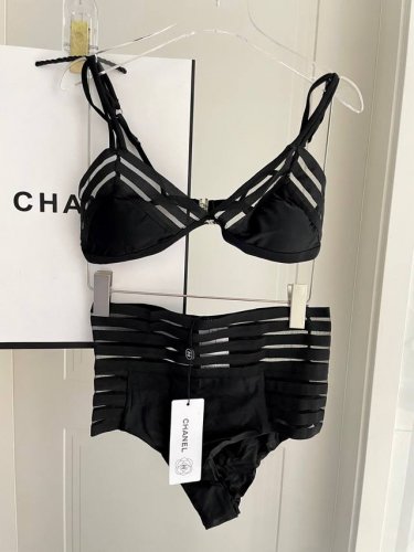 Chanel新款分体泳衣 时尚潮流款 适合多种场景的游泳衣♀海边 游泳池 温泉 水上乐园 漂流都可以内搭也完全可以 连体设计遮肉显高挑 腹部有点肉肉也不影响咱美