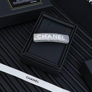Chanel 25C白色珐琅双C银色亮片亚克力发夹银色亮片十透明树脂的搭配超级闪 很清爽的配色不管搭配什么发色都很好看很精致