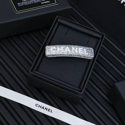 Chanel 25C白色珐琅双C银色亮片亚克力发夹银色亮片十透明树脂的搭配超级闪 很清爽的配色不管搭配什么发色都很好看很精致