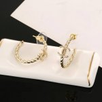 Chanel 香奈儿经典半圈金色双C耳钉 这款随意搭配都是非常好看百搭时尚单品 日常款 很修饰脸型 很上档次的 很优雅气质 耳环