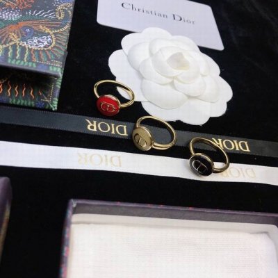 dior Cd 简约圆饼戒指 风情演绎 时尚绝伦 Cd 复古滴油设计感搭配金色链条 简约Cd搭配色彩设计颜色 气质优雅 时尚潮流 美妙绝伦 码数678