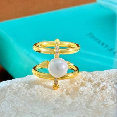 tfn蒂芙妮Tiffany时尚轻奢镶钻尖矛箭头十字架珍珠戒指 黄铜材料电镀黄金色和锆石塑造尖矛元素 巧妙融入白色贝珠 温润光泽与金刺的犀利形成对撞美感 展现刚柔