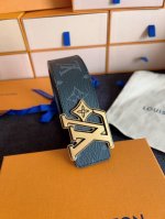 Lv 奢华款现代 饰以雅致大方的标志性 柔软结实的皮带 双色搭配可双面使用 可搭配从礼服到休闲装各种服饰 宽度4.0Cm