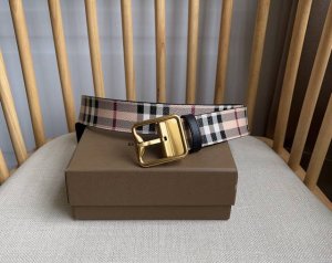 新款 Burberry 巴宝莉专柜同步上新双面两用的意大利制腰带 选用格纹环保帆布精制而成 反面采用光滑皮革 搭配镀钯金专属标识图案饰牌搭扣 宽:3.5Cm 精