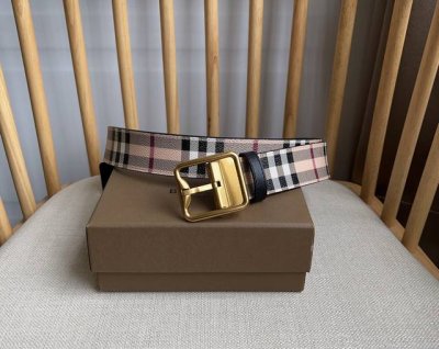 新款 Burberry 巴宝莉专柜同步上新双面两用的意大利制腰带 选用格纹环保帆布精制而成 反面采用光滑皮革 搭配镀钯金专属标识图案饰牌搭扣 宽:3.5Cm 精