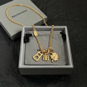 巴黎世家 Balenciaga 项链 简单大方 大牌金质感饱满 ，搭配衣服超好看 ！ 长度：52厘米